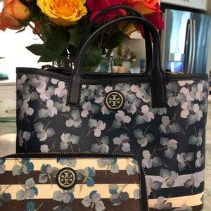 Tory Burch purse and wallet. Like new condition.